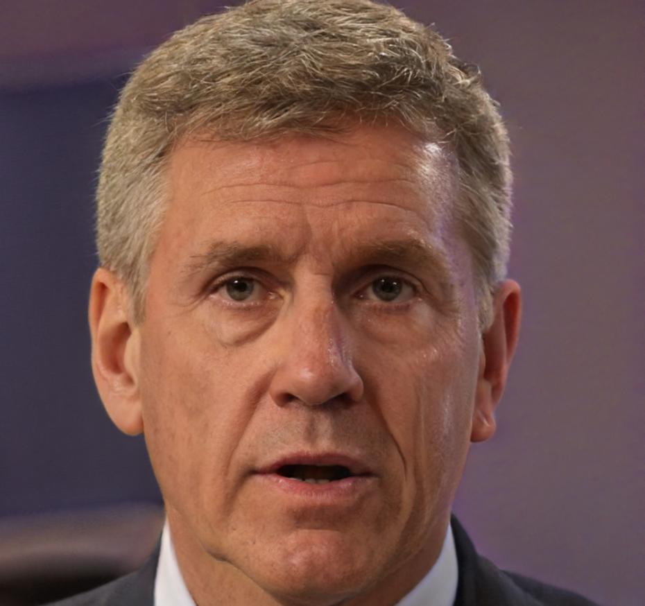 Portrait de Théophile Dujardin, conseiller financier spécialisé en gestion du stress